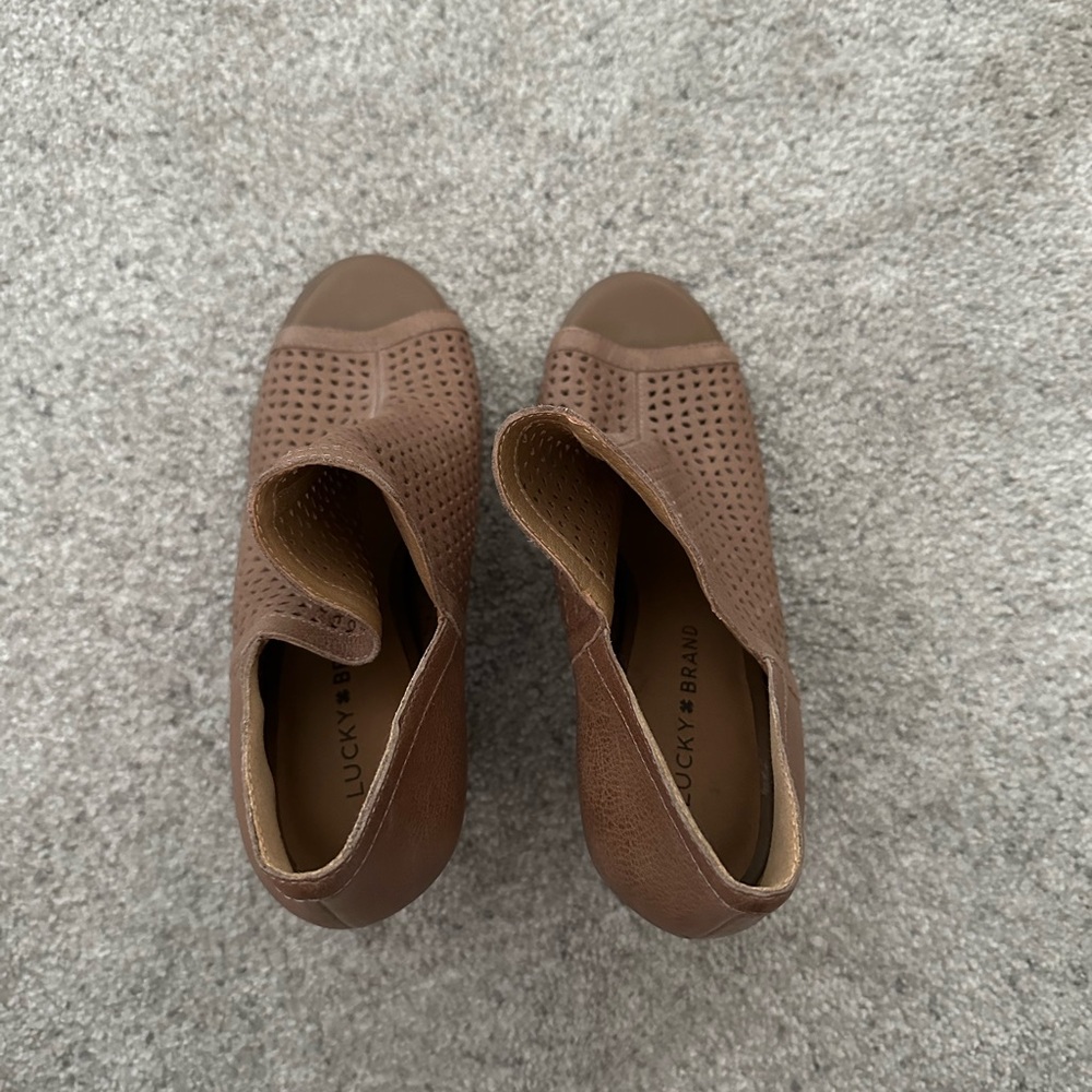 NEW! Lucky Brand Brown Leather Open Toe Booties Size 8.5 - Picture 2 of 5